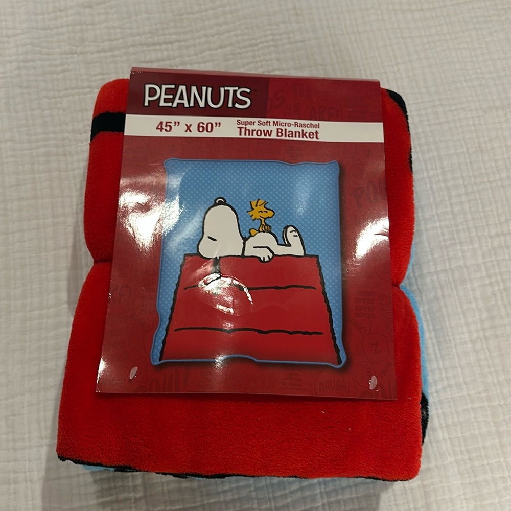 Peanuts SNOOPY Super Soft Micro-throw Blanket 
NWT $15